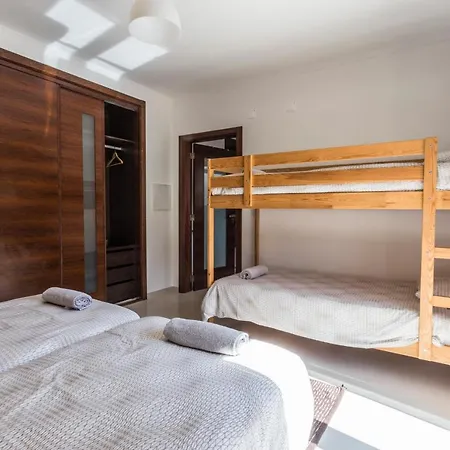 The Maverick Surfvillas לוריניה