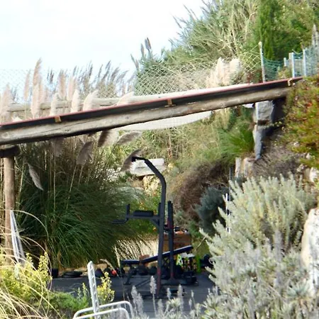 The Maverick Surfvillas אכסניה