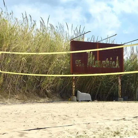 The Maverick Surfvillas Ostello *