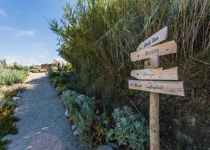 The Maverick Surfvillas לוריניה