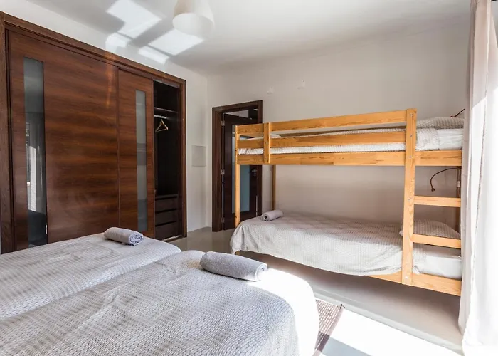 The Maverick Surfvillas לוריניה