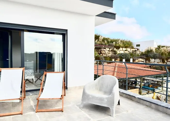 The Maverick Surfvillas לוריניה