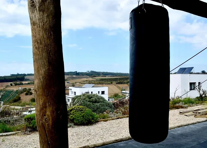 The Maverick Surfvillas לוריניה