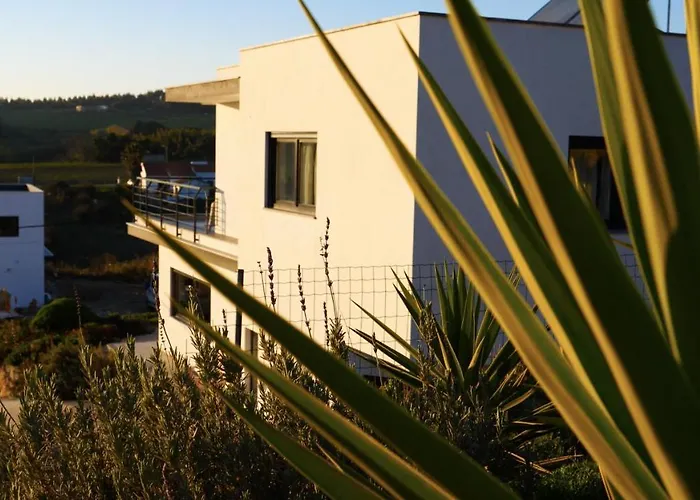 The Maverick Surfvillas * לוריניה