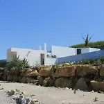 The Maverick Surfvillas Hostel