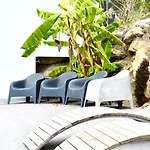 The Maverick Surfvillas Hostel *