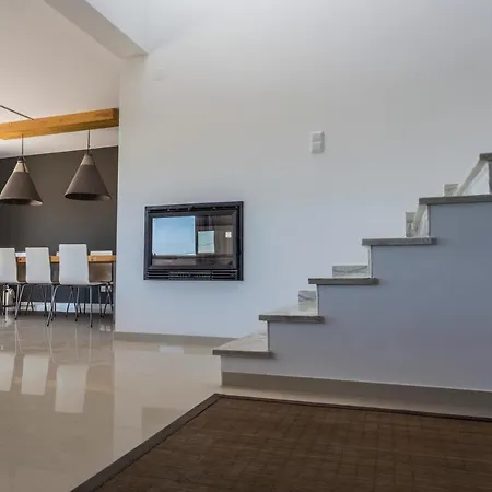 The Maverick Surfvillas Hostel *